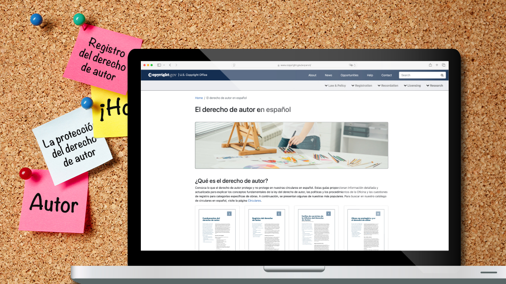 Una imagen de una computadora portátil abierta frente a un tablero de corcho muestra la página web del Derecho de autor en español de la Oficina. Está rodeado de notas adhesivas con términos en español, como registro del derecho de autor y la protección del derecho de autor.